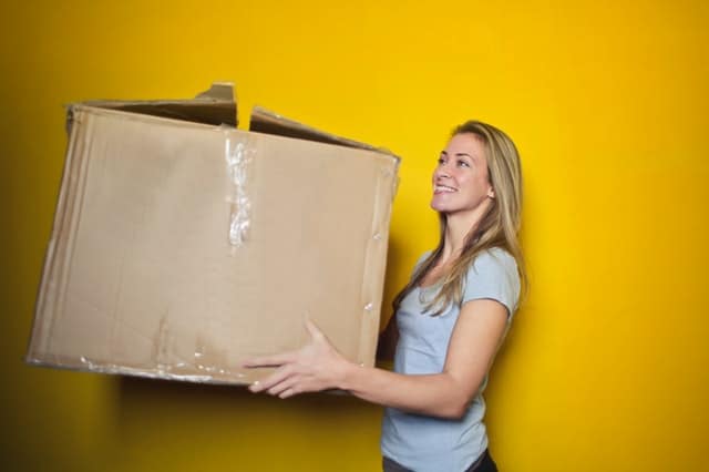 woman-moving-house-in-NYC
